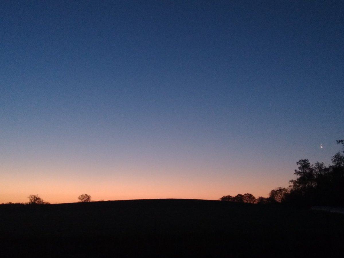 CBdrummer16's tweet photo. Good morning and happy Monday! When the sunrise is accompanied by the moon...there's just something about it. https://t.co/E84OmG0L2P