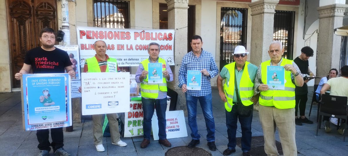 Ext_Sanidad's tweet photo. La plataforma en defensa del sistema público de pensiones de Mérida difundiendo la manifestación del sábado. https://t.co/n5sRZ6EKJE