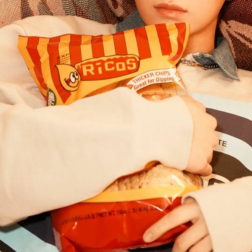 prodjikal's tweet photo. HYUNSOO GRABBING THE CHIPS SO TIGHTLY FOR WHAT https://t.co/yqRhbOQF6T