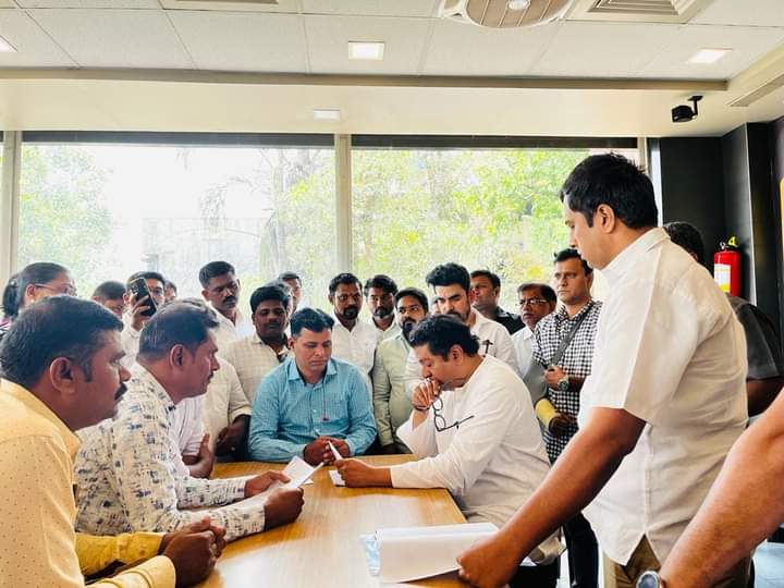 सिडको सोडतधारकांनी घेतली कळंबोली येथे सन्मा. राजसाहेबांची भेट.
घरांची किंमत ३५ लाखापर्यंत महाग केल्याचे आदरणीय राजसाहेबांच्या निदर्शनास सिडको सोडतधारकांनी आणून दिले.
आदरणीय राजसाहेब मुख्यमंत्र्यांशी बोलून प्रश्न मार्गी लावणार.
#CidcoOverPricedHomes