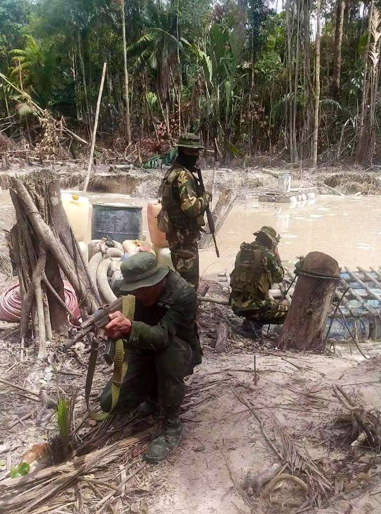 dhernandezlarez's tweet photo. #FANB desplegada en el Parque Nacional Yapacana, estado Amazonas, desenterrando y destruyendo equipos de minería ilegal ocultos por los grupos depredadores ambientales quienes arbitrariamente violan el ordenamiento jurídico territorial de esa zona de seguridad nacional. 
#EscudoBolivariano2023