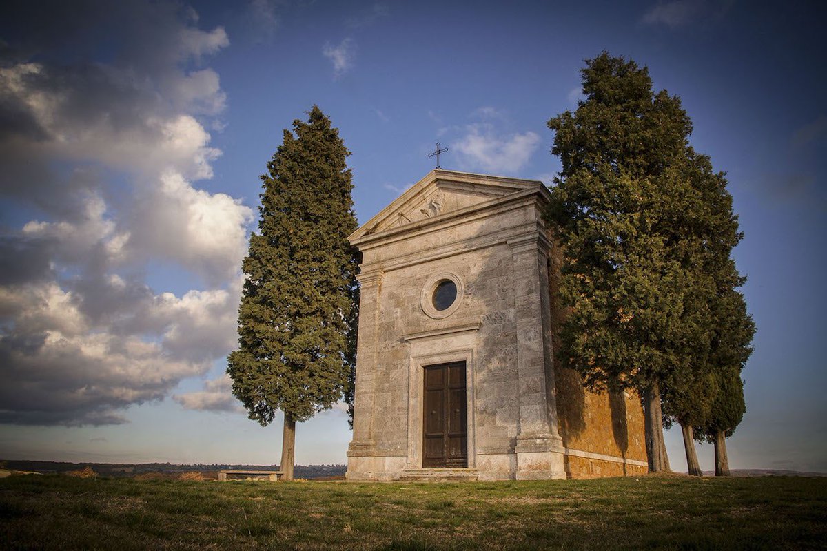JamesLucasIT's tweet photo. La cappella, di probabile origine tardo-rinascimentale, è situata nella località rurale di Vitaleta, in provincia di Siena, e viene menzionata per la prima volta in un documento del 1590. 

L'edificio, danneggiato da un terremoto, venne riprogettato sia esternamente che internamente dall'architetto Giuseppe Partini nel 1884, ispirandosi a modelli cinquecenteschi. 

Nel 2021 è stata soggetta ad un imponente lavoro di restauro che si è concluso il 18 luglio dello stesso anno.