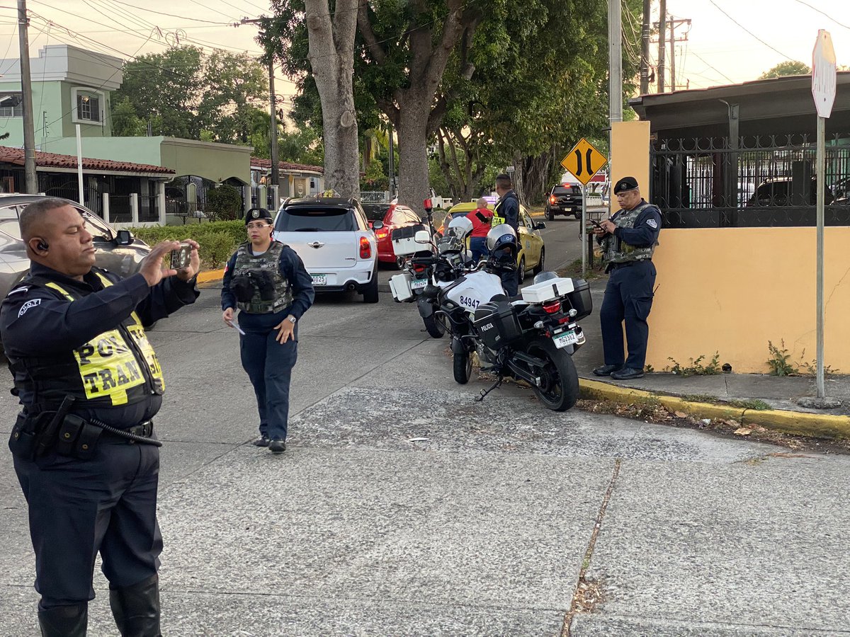luis_pinedo_'s tweet photo. Vecinos del Brader PROTESTANDO contra tantas incomodidades 

Tremendo despliegue policial https://t.co/jhw2Jsecpy