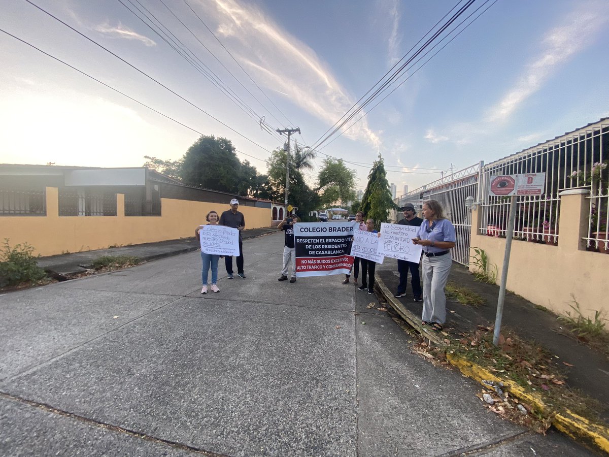 luis_pinedo_'s tweet photo. Vecinos del Brader PROTESTANDO contra tantas incomodidades 

Tremendo despliegue policial https://t.co/jhw2Jsecpy