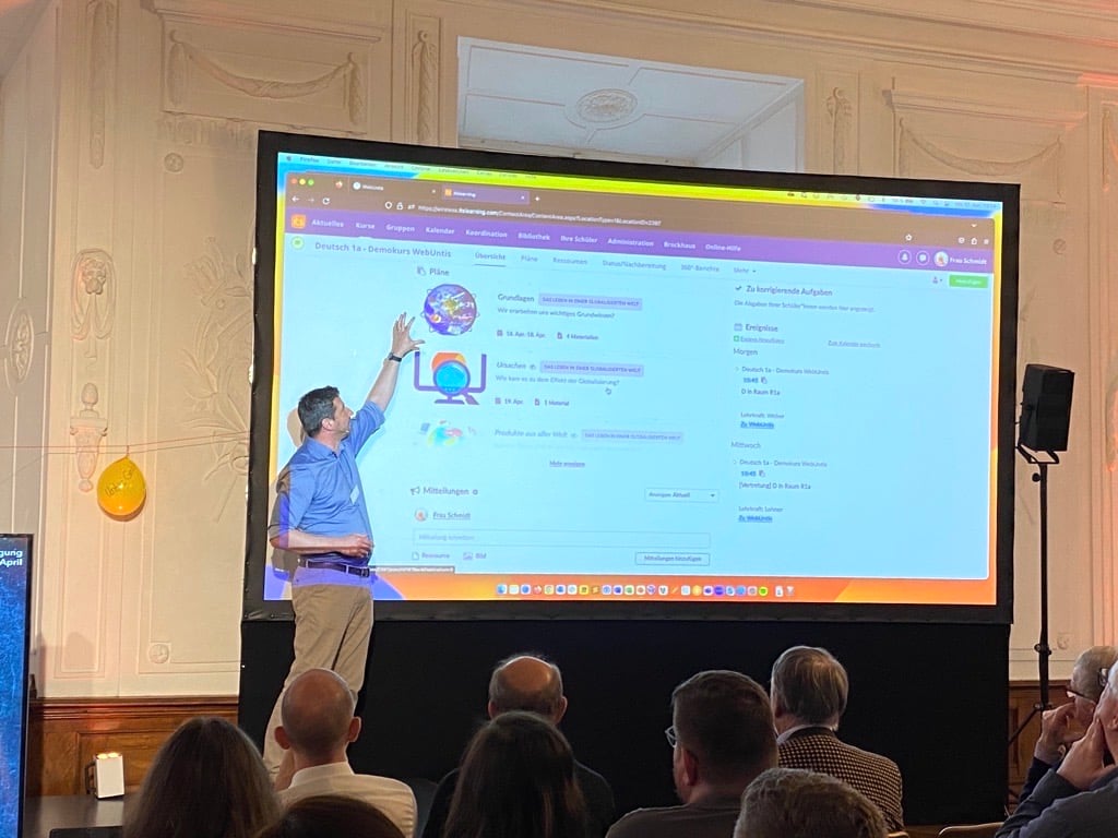 itslearning_de's tweet image. Live von der #Untis Tagung in der Salzburger Residenz: Stephan Delkus stellt das #itslearning LMS vor. Wir freuen uns auf Gespräche mit Partner*innen, Freund*innen und Kund*innen vor Ort :)
 
#twlz #LMS #Salzburg @UntisGmbH