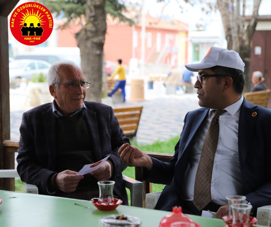 HAK_PAR's tweet photo. Hak ve Özgürlükler Partisi (HAK-PAR)'ın Özgürlük Yürüyüşü başladı.

HAK-PAR Genel Başkanı Düzgün KAPLAN, milletvekili adaylarımız ve beraberinde ki heyet, Özgürlük yürüyüşüne başladı. Öncesinde Ankara, ardından  
Konya Kulu ve Konya Yeniceoba' da halkımızla buluştu.

Parti prgoramı ve Seçim bildirgesi üzerine bilgilendirmeler yapan KAPLAN: 
"Halkımızın meşru hak ve özgürlüklerini gözeten ve bu uğurda mücadele yürüten Hak ve Özgürlükler Partisi'nin Kürt temsiliyeti oluşturulması zorunlu bir ihtiyaçtır. Bu nedenle başlattığımız özgürlük yürüyüşüne, tüm halkımız davetlidir."dedi.

HAK-PAR'a iyi dileklerini iletip, başarılar dileyen Kulu ve Yeniceoba halkına ilgi ve duyarlılıklarından dolayı teşekkür ederiz.

HAK-PAR Gnl. Bşk. Düzgün Kaplan, beraberinde ki heyet ve partililerimiz Yeniceoba'da Eski Genel Başkanımız Fehmi DEMİR'in kabrini de ziyaret ettiler.
16.04.2023

Hak ve Özgürlükler Partisi
HAK-PAR Basın Bürosu

===========

Meşa Azadiyê ya Partiya Maf û Azadiyan (HAK-PAR) dest pê kir.

Serokê HAK-PAR'ê Duzgun KAPLAN, namzetên me yên parlamenteriyê û heyeta pê re dest bi meşa Azadiyê kirin. Pêşî Enqere, paşê
Li Konya Kulu û Konya Yeniceoba bi gelê me re hat in cem hev.

KAPLAN di der barê bernameya partiyê û manîfestoya hilbijartinê de agahî da:
"Partiya me maf û azadiyan  kurdan diparêze û tekoşîna xwe bi vî çarçoveyê de dimeşîne. Pêdivî ye ku nûnertiya Kurdan di bin navê Partiya Maf û Azadiyan de bê avakirin. Ji ber vê yekê em hemû gelên xwe vedixwînin. Kerem bikin hûn jî tev li meşa azadiyê ya ku me daye destpêkirin bin.”

Ji ber eleqe û hesasiyeta wan em spasiya gelê Kulu û Yeniceoba dikin ku daxwazên xwe ji HAK-PARê re radigihînin û serkeftinê dixwazin.

Serokê Giştî yê HAK-PAR ê Duzgun Kaplan û heyeta pê re û endamên partiyê jî çûn serdana gora Serokê me yê berê Fehmî DEMÎR a li Yenîceoba.
16.04.2023

Partiya Maf û Azadiyan
Buroya Çapemeniyê ya HAK-PARê
@duzgunkaplan4 #HAKPAR