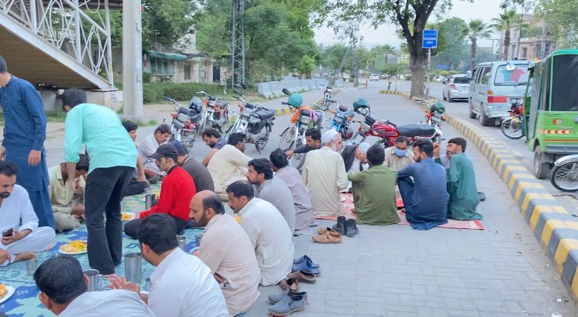 FESConsultants's tweet photo. With the grace of Almighty, FES AID in collaboration with Acts Of Grace successfully arranged iftaar dastarkhawan at Kacheri, #Rawalpindi.

#ramadan2023 #Ramadan #ramadankareem #ramadanvibes #fes2023 #FES #pakistan #RamadanDastarkhwan #FESAID #ServeHumanity #humanity #iftar2023 https://t.co/dchiLp4nsI