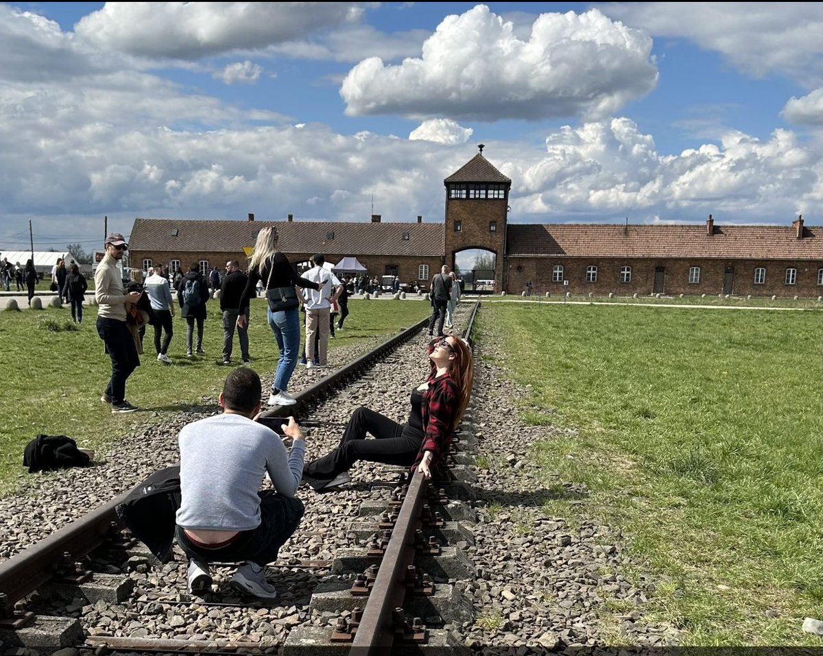 guycarlier2013's tweet image. Ne mésestimez pas l’autre connasse en jeans et pull noir qui fait l’équilibriste sur le rail, sans oublier le sac à  merde qui prend la photo et qui nous fait une raie du plombier devant Auschwitz. La Trinité de la connerie triomphante. On dirait une fresque de Michel-Ange.
