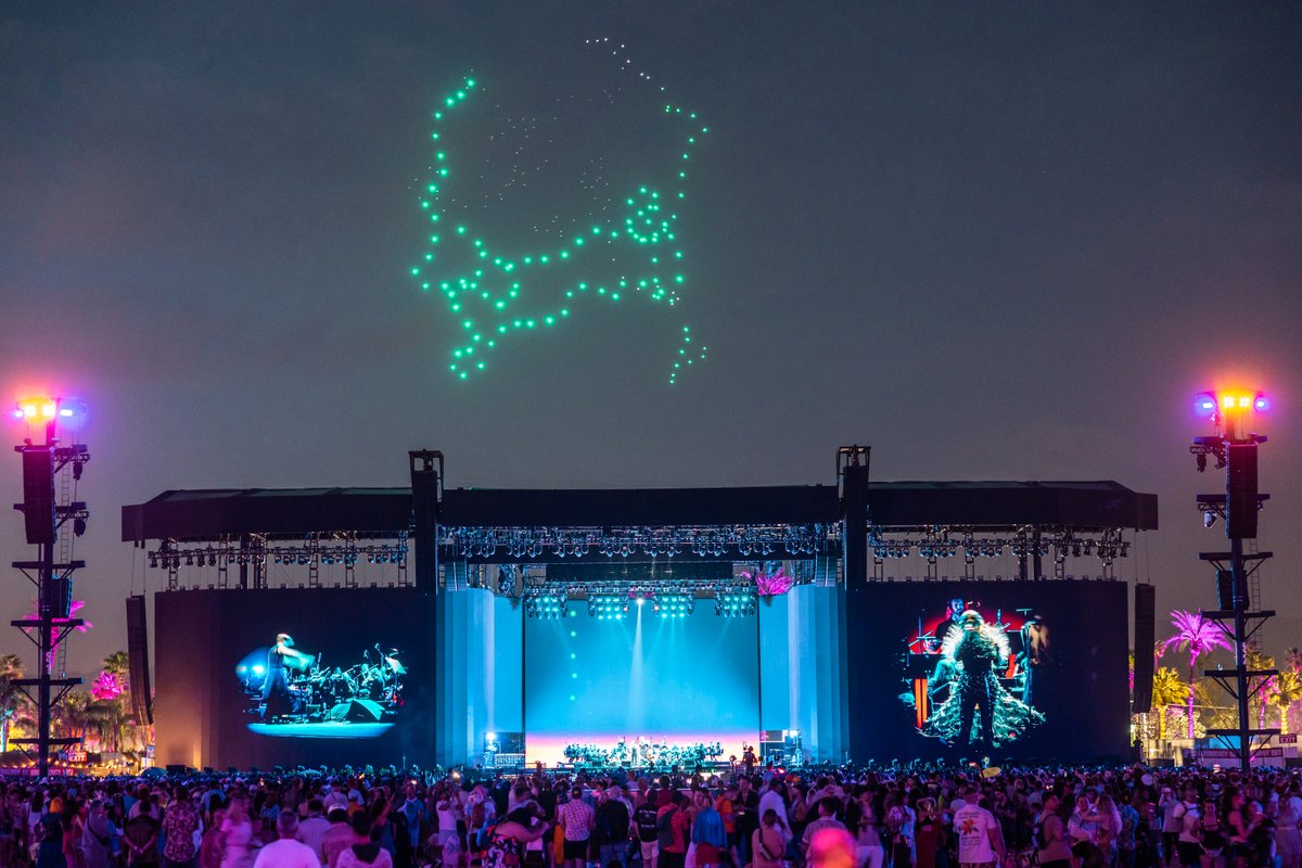 olirecords's tweet photo. @bjork last night at @coachella https://t.co/zrO7LNvsmc