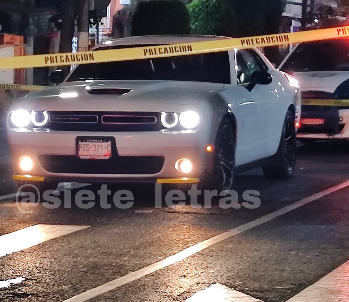 siete_letras's tweet photo. Acribillan al “Giovanny”, ex socio de la Unión:

Había pactado con el Perro (detenido) pero el cártel quería su narcotienda en González Ortega.

En 2022 fue capturado y ayer asesinado a tiros en este coche sobre Calzada de Guadalupe, @TuAlcaldiaGAM. 

https://t.co/BkvUIgyv6Z https://t.co/BUGa0GevQI
