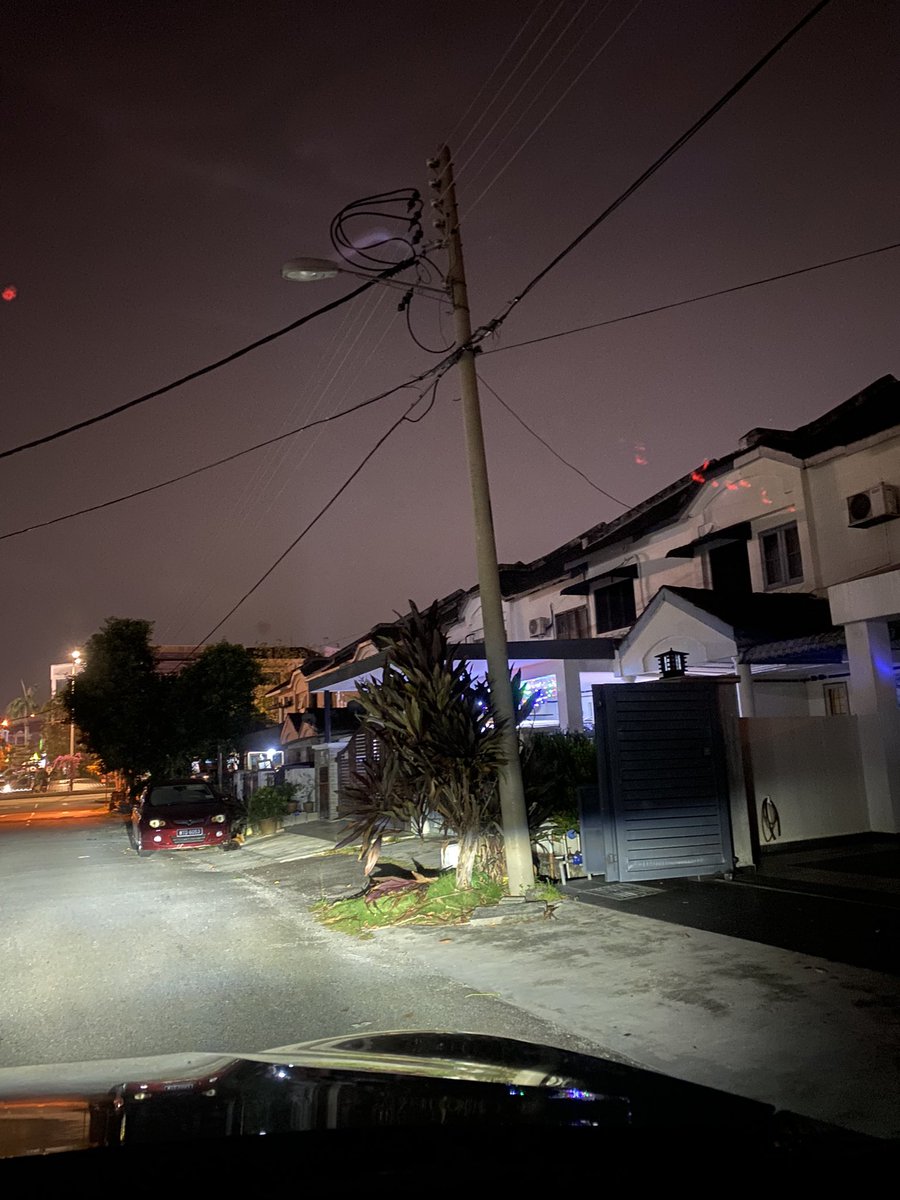 Kolregor88's tweet photo. @SJcitycouncil.. malfunction street light. Jalan USJ 6/6G. https://t.co/fuZBSiZpUw