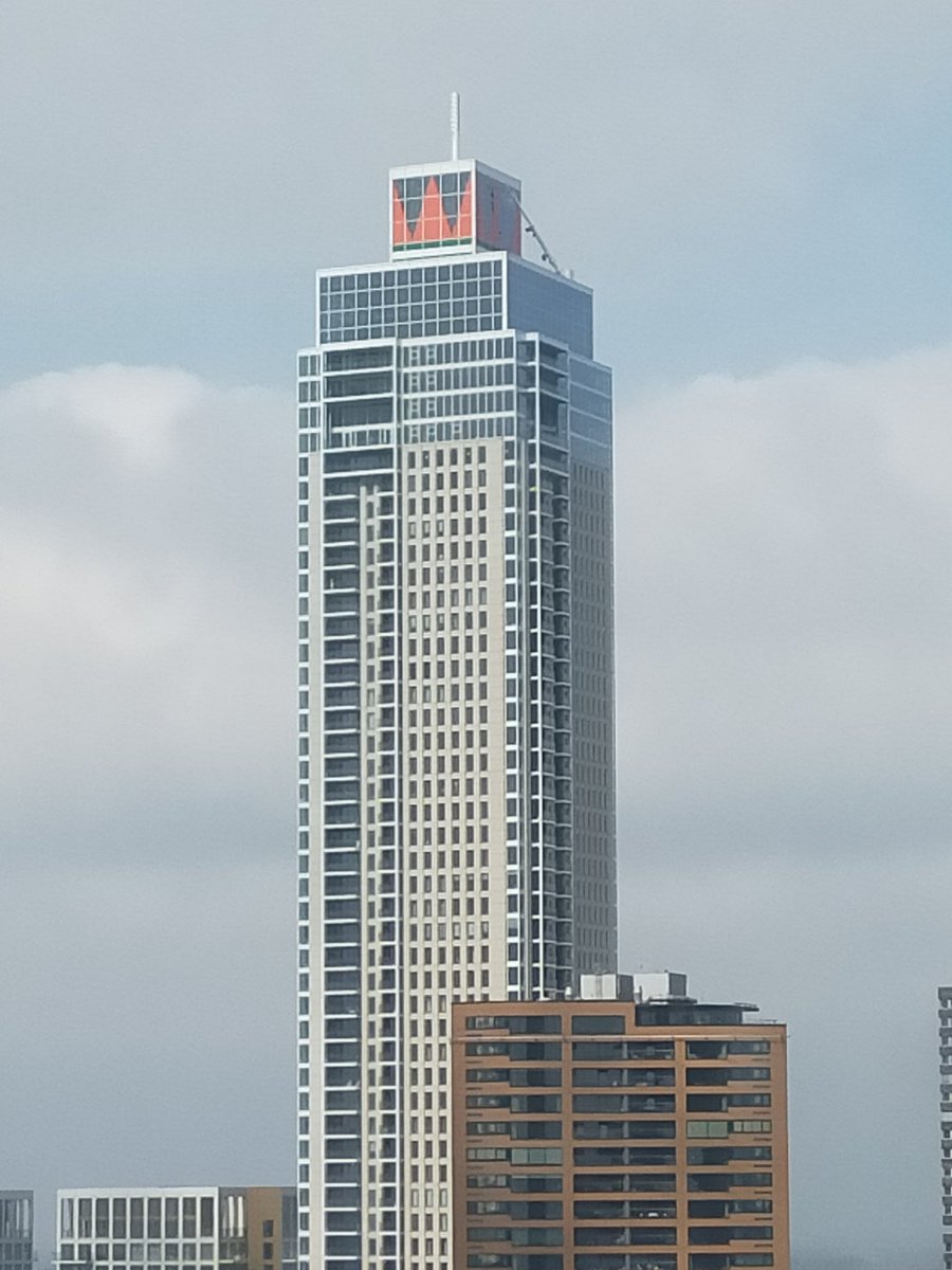 De 215m hoge Zalmhaventoren in Rotterdam krijgt een oranje kroontje voor #Koningsdag. Helemaal leuk! #citydressing #communicatie