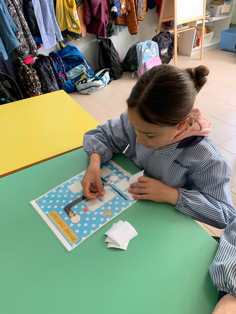 virolai_molins's tweet photo. Els follets i les fades creem la nostra màquina de les sumes portant i comencem a practicar la suma portant. #1rPrimària #Manipulem #SumesPortant https://t.co/rPpEztkIz8