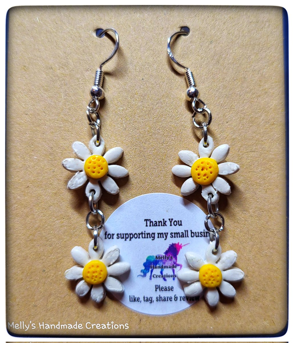 Cheery Daisies to brighten your Monday 🌼
Hope your day is going well so far 😊
Handmade by me, with allergy free ear wires DM to order ✉️
🦄💜🇮🇪
#handmade #CraftBizParty #MHHSBD #shopindie #heartofireland