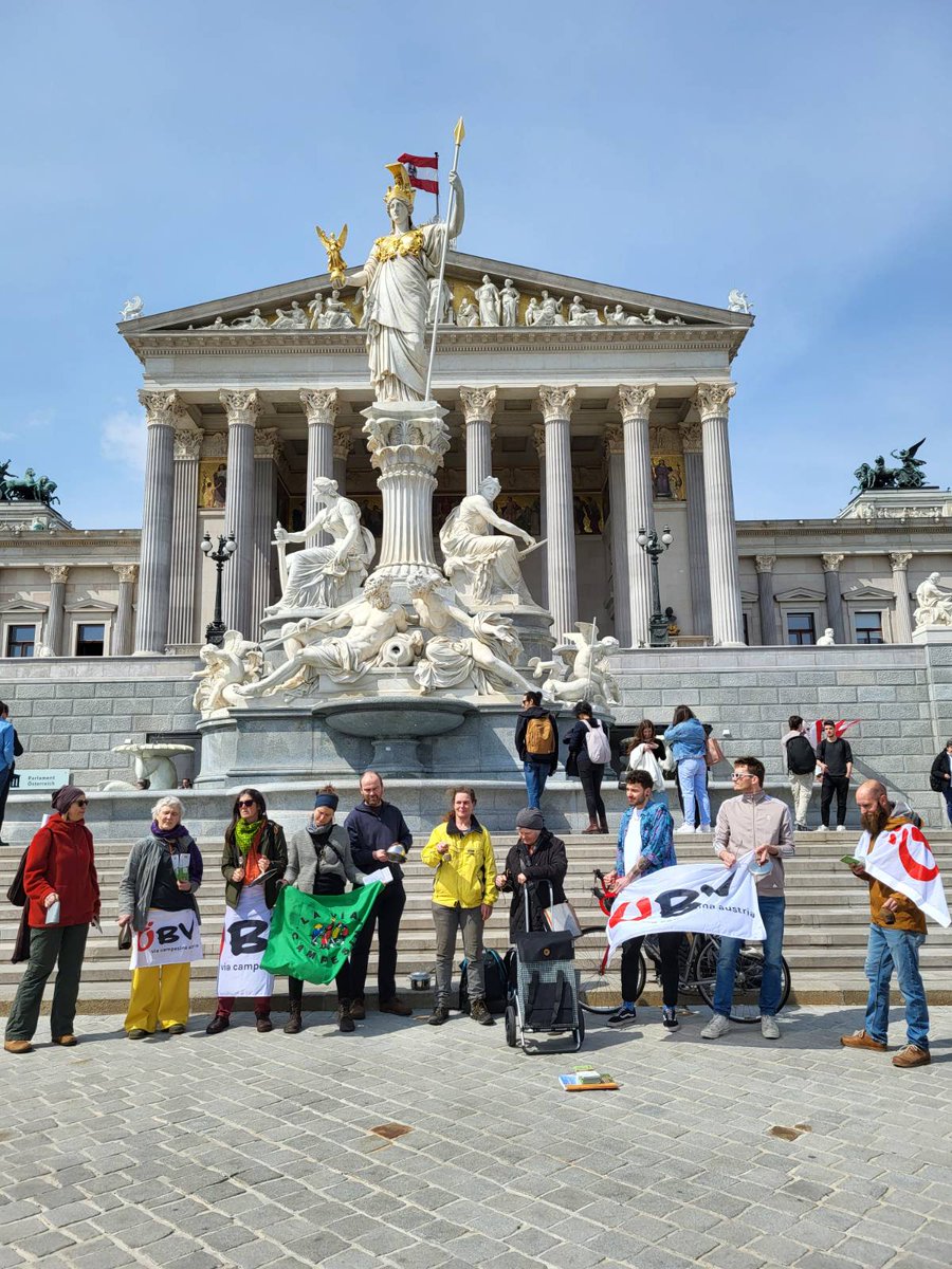 ObvVia's tweet photo. Heute ist globaler Tag des kleinbäuerlichen Widerstands🔔Daher forderten um 5 vor 12 Kleinbauern und -bäuerinnen erneut mit Kuhglockengeläut vor dem Parlament die Politiker:innen auf, wirksame und gerechte Antworten auf die Klimakrise zu geben. #17April #FarmersForFuture https://t.co/QGyB4kCHaA