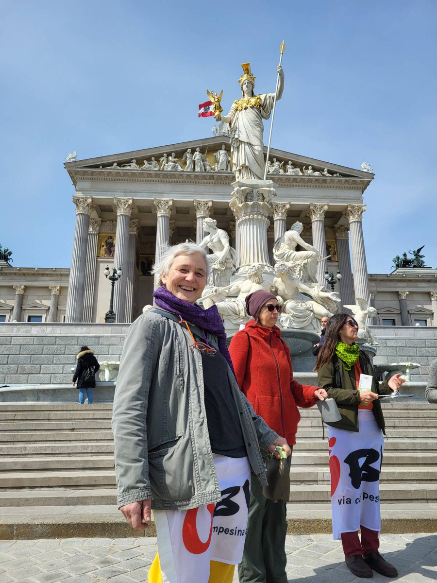 ObvVia's tweet photo. Heute ist globaler Tag des kleinbäuerlichen Widerstands🔔Daher forderten um 5 vor 12 Kleinbauern und -bäuerinnen erneut mit Kuhglockengeläut vor dem Parlament die Politiker:innen auf, wirksame und gerechte Antworten auf die Klimakrise zu geben. #17April #FarmersForFuture https://t.co/QGyB4kCHaA