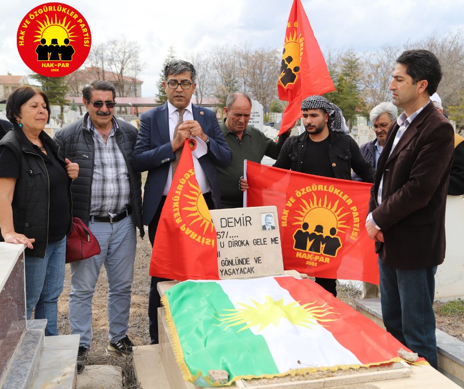 HAK_PAR's tweet photo. Hak ve Özgürlükler Partisi (HAK-PAR)'ın Özgürlük Yürüyüşü başladı.

HAK-PAR Genel Başkanı Düzgün KAPLAN, milletvekili adaylarımız ve beraberinde ki heyet, Özgürlük yürüyüşüne başladı. Öncesinde Ankara, ardından  
Konya Kulu ve Konya Yeniceoba' da halkımızla buluştu.

Parti prgoramı ve Seçim bildirgesi üzerine bilgilendirmeler yapan KAPLAN: 
"Halkımızın meşru hak ve özgürlüklerini gözeten ve bu uğurda mücadele yürüten Hak ve Özgürlükler Partisi'nin Kürt temsiliyeti oluşturulması zorunlu bir ihtiyaçtır. Bu nedenle başlattığımız özgürlük yürüyüşüne, tüm halkımız davetlidir."dedi.

HAK-PAR'a iyi dileklerini iletip, başarılar dileyen Kulu ve Yeniceoba halkına ilgi ve duyarlılıklarından dolayı teşekkür ederiz.

HAK-PAR Gnl. Bşk. Düzgün Kaplan, beraberinde ki heyet ve partililerimiz Yeniceoba'da Eski Genel Başkanımız Fehmi DEMİR'in kabrini de ziyaret ettiler.
16.04.2023

Hak ve Özgürlükler Partisi
HAK-PAR Basın Bürosu

===========

Meşa Azadiyê ya Partiya Maf û Azadiyan (HAK-PAR) dest pê kir.

Serokê HAK-PAR'ê Duzgun KAPLAN, namzetên me yên parlamenteriyê û heyeta pê re dest bi meşa Azadiyê kirin. Pêşî Enqere, paşê
Li Konya Kulu û Konya Yeniceoba bi gelê me re hat in cem hev.

KAPLAN di der barê bernameya partiyê û manîfestoya hilbijartinê de agahî da:
"Partiya me maf û azadiyan  kurdan diparêze û tekoşîna xwe bi vî çarçoveyê de dimeşîne. Pêdivî ye ku nûnertiya Kurdan di bin navê Partiya Maf û Azadiyan de bê avakirin. Ji ber vê yekê em hemû gelên xwe vedixwînin. Kerem bikin hûn jî tev li meşa azadiyê ya ku me daye destpêkirin bin.”

Ji ber eleqe û hesasiyeta wan em spasiya gelê Kulu û Yeniceoba dikin ku daxwazên xwe ji HAK-PARê re radigihînin û serkeftinê dixwazin.

Serokê Giştî yê HAK-PAR ê Duzgun Kaplan û heyeta pê re û endamên partiyê jî çûn serdana gora Serokê me yê berê Fehmî DEMÎR a li Yenîceoba.
16.04.2023

Partiya Maf û Azadiyan
Buroya Çapemeniyê ya HAK-PARê
@duzgunkaplan4 #HAKPAR