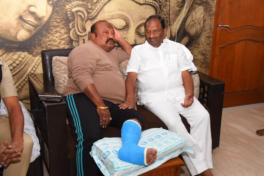 Koppulaeshwar1's tweet photo. రాష్ట్ర పౌర సరఫరాల శాఖ మంత్రి గంగుల కమలాకర్ గారిని పరామర్శించిన జరిగిన సంఘటనను అడిగి తెలుసుకోవడం జరిగింది. https://t.co/Fdmy7itj1h