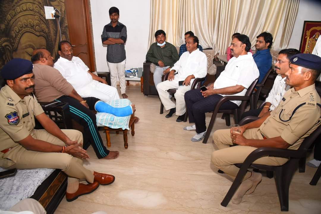 Koppulaeshwar1's tweet photo. రాష్ట్ర పౌర సరఫరాల శాఖ మంత్రి గంగుల కమలాకర్ గారిని పరామర్శించిన జరిగిన సంఘటనను అడిగి తెలుసుకోవడం జరిగింది. https://t.co/Fdmy7itj1h