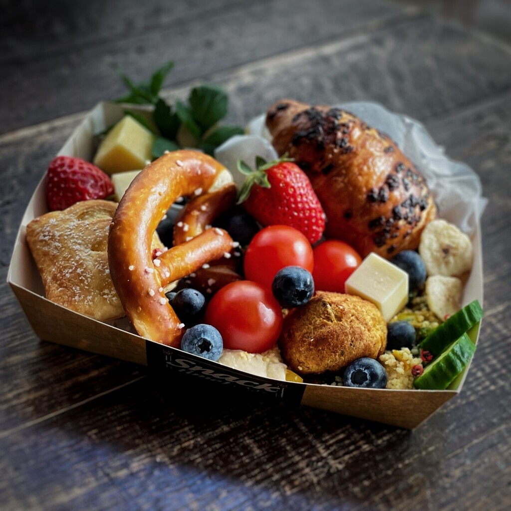 Wie wäre es zur Abwechslungs mit einer Snackbox als Tagungsverpflegung oder als Businessfrühstück?

 - süß und herzhaft 
- vegetarisch bzw. auf Anfrage auch vegan 

#vegetarisch #frühstück #business #catering #frisch #vegan #ingolstadt #veganfood #breakf… instagr.am/p/CrIqXsls3uG/