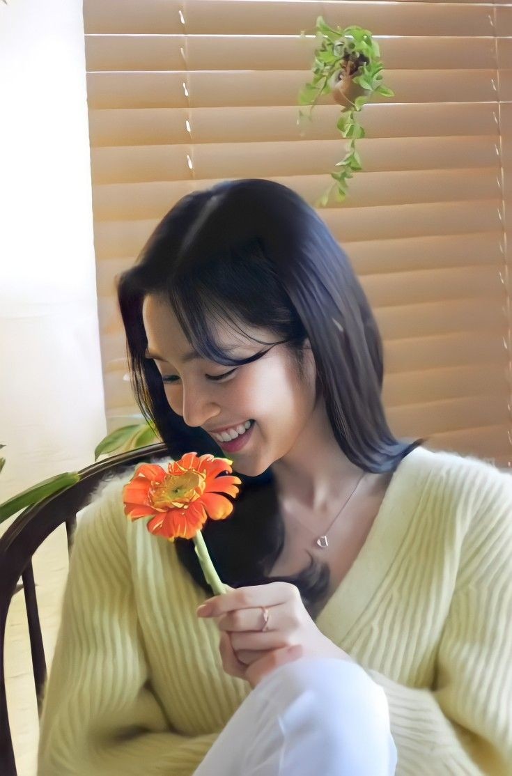 expewct's tweet image. pada musim semi biru yang cerah dan bunga sakura berterbangan di langit. perasaan kita sekarang telah berpadu, kita sedang jatuh cinta.