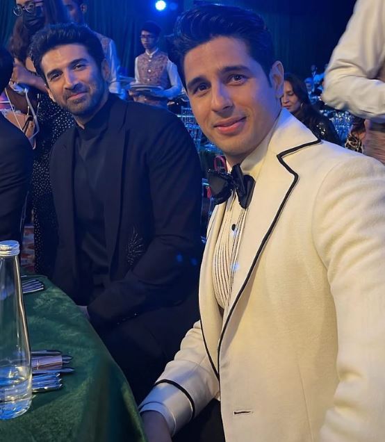 BtownKi's tweet photo. Too much hotness in a single frame 🥵🔥💯
.
@sidmalhotra
@adityaroykapur
.
.
.
.
.
#AdityaRoyKapur #adityaroykapoor #aditya #sidmalhotra #sidharthmalhotrafanpage #sidharthmalhotra #celebrityfashion #fashionlook #FashionGoals #celebslife https://t.co/G9h8NCwEmp