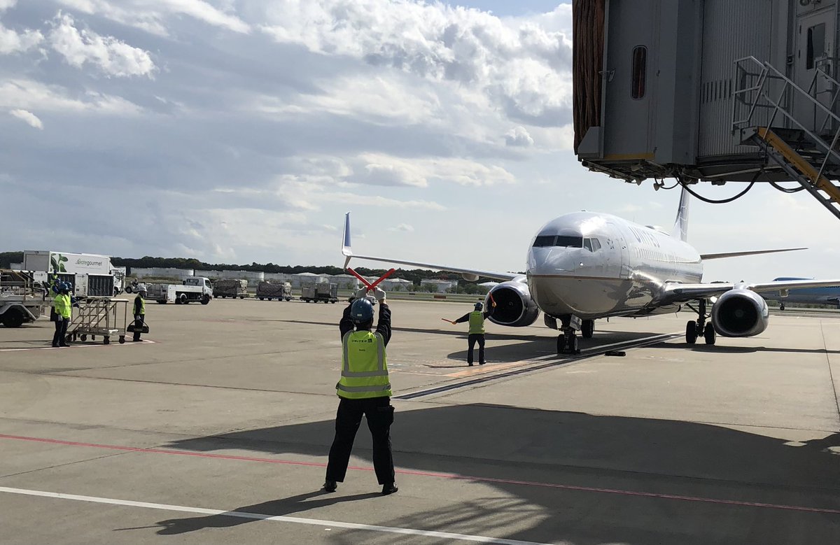 NosakaKaz's tweet photo. Pre-Arrival huddle by UA196 NRT ramp team led to another safe Arrival work and achieving TCI metrics. Creating happy customers. @AOSafetyUAL @JT67977409 @TY40222349 @SakimotoHiro @Daisuke_UAL @JinYonekura #SafetyBlitz #teamNRT https://t.co/MHrV9LyN7y