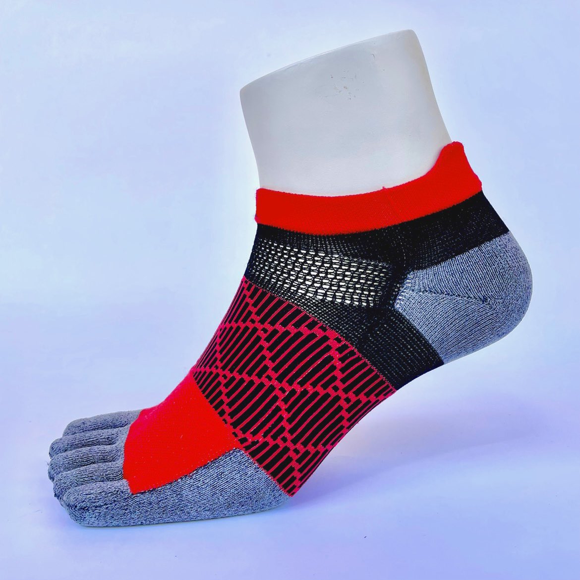 stepomiya's tweet image. ＼✨おすすめランニングソックス✨／
 #FUNCTIONALFIT
 5本指レーシングソックス

より力強く踏ん張れるように
土踏まずと足首を強力サポート‼️

フィット感も抜群で🤩
生地も厚すぎず通気性抜群😳

試合シューズに
おすすめのソックスです😊

 #ステップスポーツ大宮店