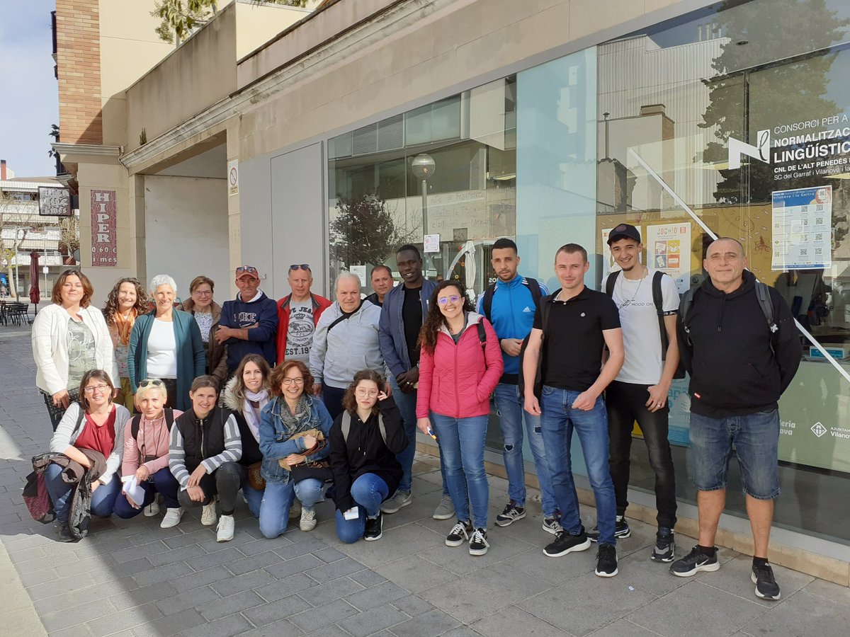 cpnlpobertes's tweet photo. Avui hem començat a escriure versos de dones poetes als aparadors dels comerços vilanovins.

Hem fet dues rutes amb alumnes de l'Escola d'Adults Teresa Mañé i del Servei de Català.

#ParaulesSobreVidre
#AprendreCatalà #VNG #XELL https://t.co/oA5FM2Lptn