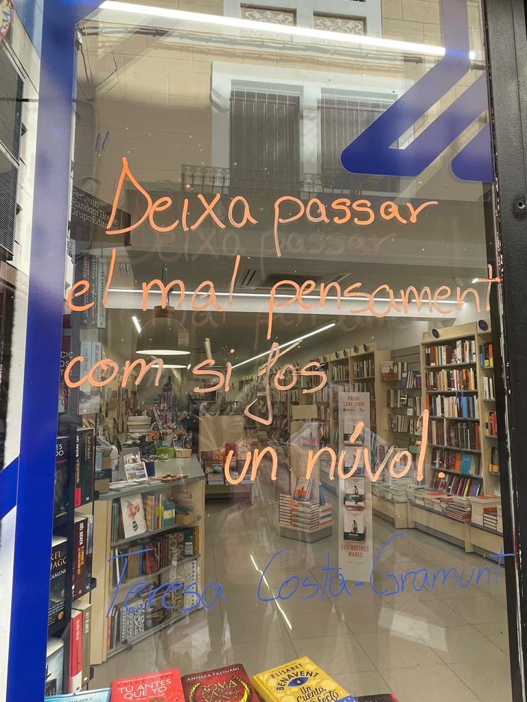 cpnlpobertes's tweet photo. Hem dibuixat un vers de la Teresa Costa-Gramunt a la llibreria A tres tintes.
#ParaulesSobreVidre
#AprendreCatalà #VNG #XELL https://t.co/bsMFdyvgrT