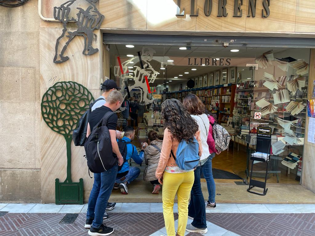 cpnlpobertes's tweet photo. Un vers escrit de la @celiasmustich al vidre de la Llorens Llibres.
#ParaulesSobreVidre
#AprendreCatalà #VNG #XELL https://t.co/0fbQxANzPk