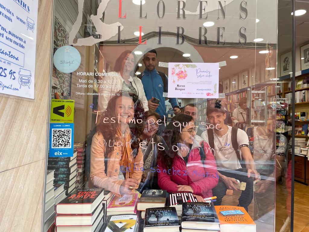 cpnlpobertes's tweet photo. Un vers escrit de la @celiasmustich al vidre de la Llorens Llibres.
#ParaulesSobreVidre
#AprendreCatalà #VNG #XELL https://t.co/0fbQxANzPk