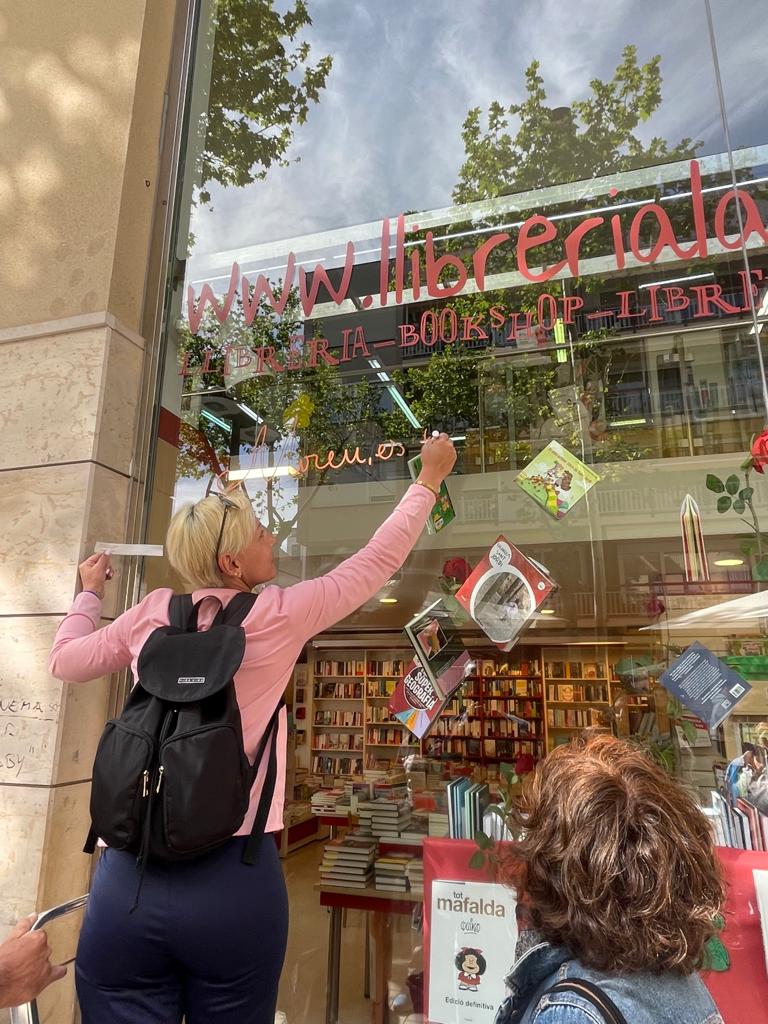 cpnlpobertes's tweet photo. A la llibreria @MulassaVilanova hi hem escrit uns versos de l'Olga Xirinacs.
"Mireu, és tan sols un moment. Contempleu/ com entra la primavera de sang verda."
#ParaulesSobreVidre
#AprendreCatalà #VNG #XELL https://t.co/9qGYOOHPaG