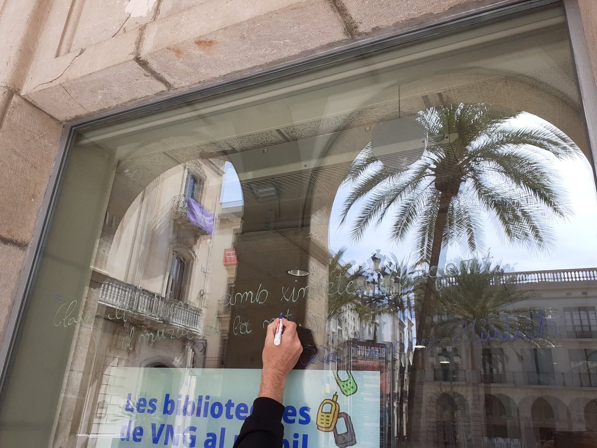 cpnlpobertes's tweet photo. I a la Biblioteca Joan Oliva @BibliotequesVNG hi hem gravat uns vers preciós de la @celiasmustich
"Clavo el silenci amb xinxetes d'argent / al mural de la nit."
#ParaulesSobreVidre
#AprendreCatalà #VNG #XELL https://t.co/q2NevTBQZA