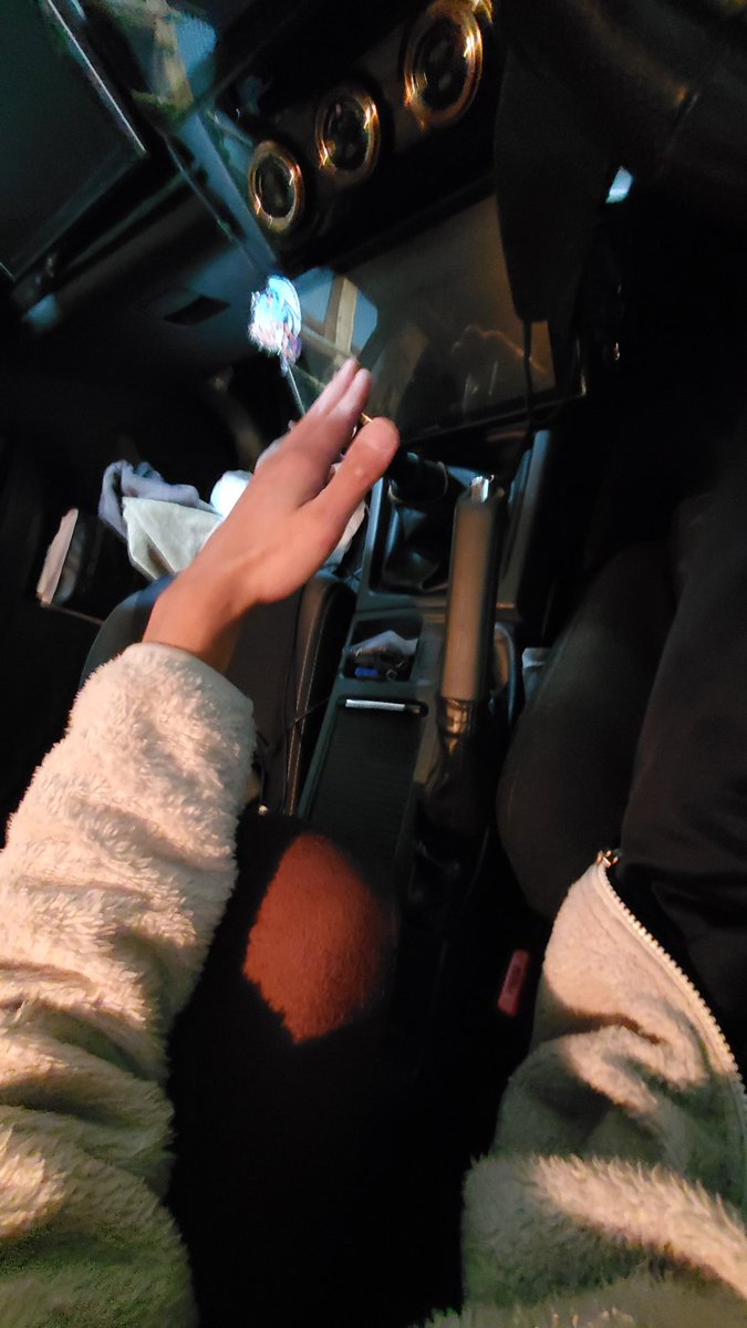 とりあえずつけてみたけど、、最後まで引き出すとカップホルダー1個隠れるぐらいまで伸びるから
シフト操作しづらいかも🤔

でも長さ調整できるから車内でゆっくりする時とか高速でシフト操作ないときなら伸ばすのもありかも🤔