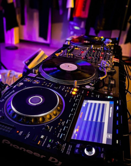 JamesDavid124's tweet photo. yesterday we had a great band meeting with a dj friend - we tried to create cool songs in a different style and it turned out really great. We are preparing surprising news for this season #dj #drum #percussion #drummer #passion #bandteam https://t.co/7W9pk3PNbS