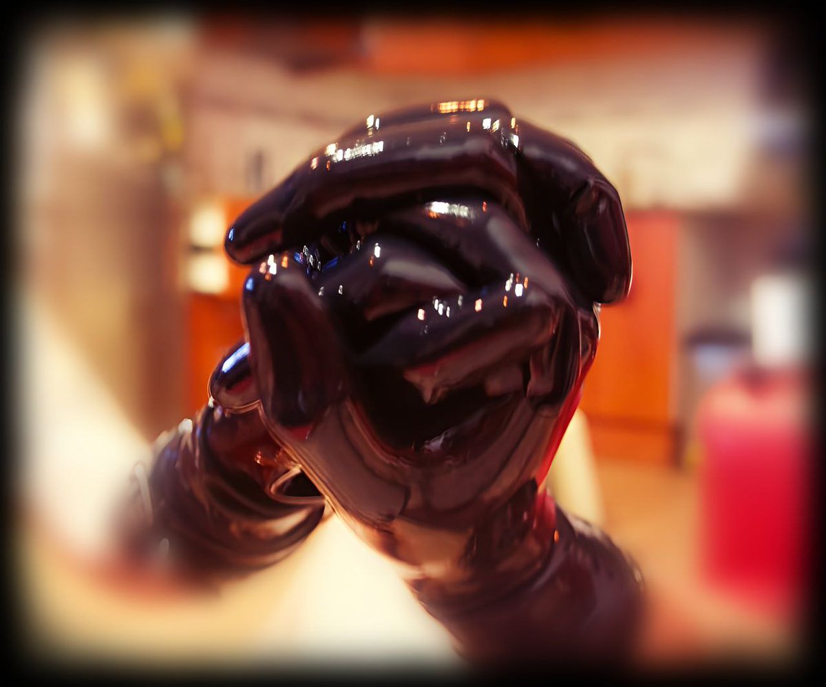 The latex heart | El corazón de látex

🖤🫣🖤😏🖤

#latex #gloves #latex_gloves #heart #guantes #love #amor #art #latexbeauty