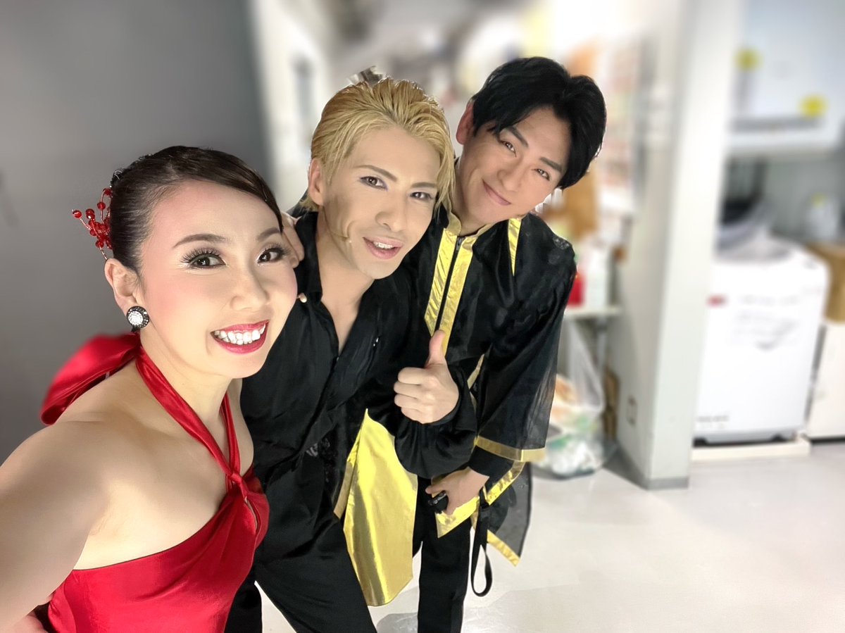 自分であまり撮らないため、皆さんからいただいた写真を😅💦笑

賀集さん、村井さんと並ぶと2月の公演「ギラギラ」かと思います。笑

レビューでもご一緒出来るなんて、本当に嬉しいです☺️

#賀集利樹 さん
#村井麻友美 さん
#浦野祥鷹 
#ギラギラ 
#ファビュラスレビューボーイズ