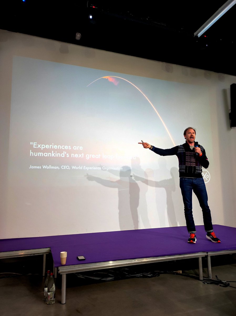 Clémence (@klaims) on Twitter photo La seconde plénière commence en fanfare avec l'intervention de <a href="/jameswallman/">James Wallman</a>, CEO de World Experience Organisation.
Pour lui, aujourd'hui, l'Expérience est LE nouvel outil, le plus puissant pour transformer la qualité de vie (et répondre aux enjeux business) La seconde plénière commence en fanfare avec l'intervention de <a href="/jameswallman/">James Wallman</a>, CEO de World Experience Organisation.
Pour lui, aujourd'hui, l'Expérience est LE nouvel outil, le plus puissant pour transformer la qualité de vie (et répondre aux enjeux business)