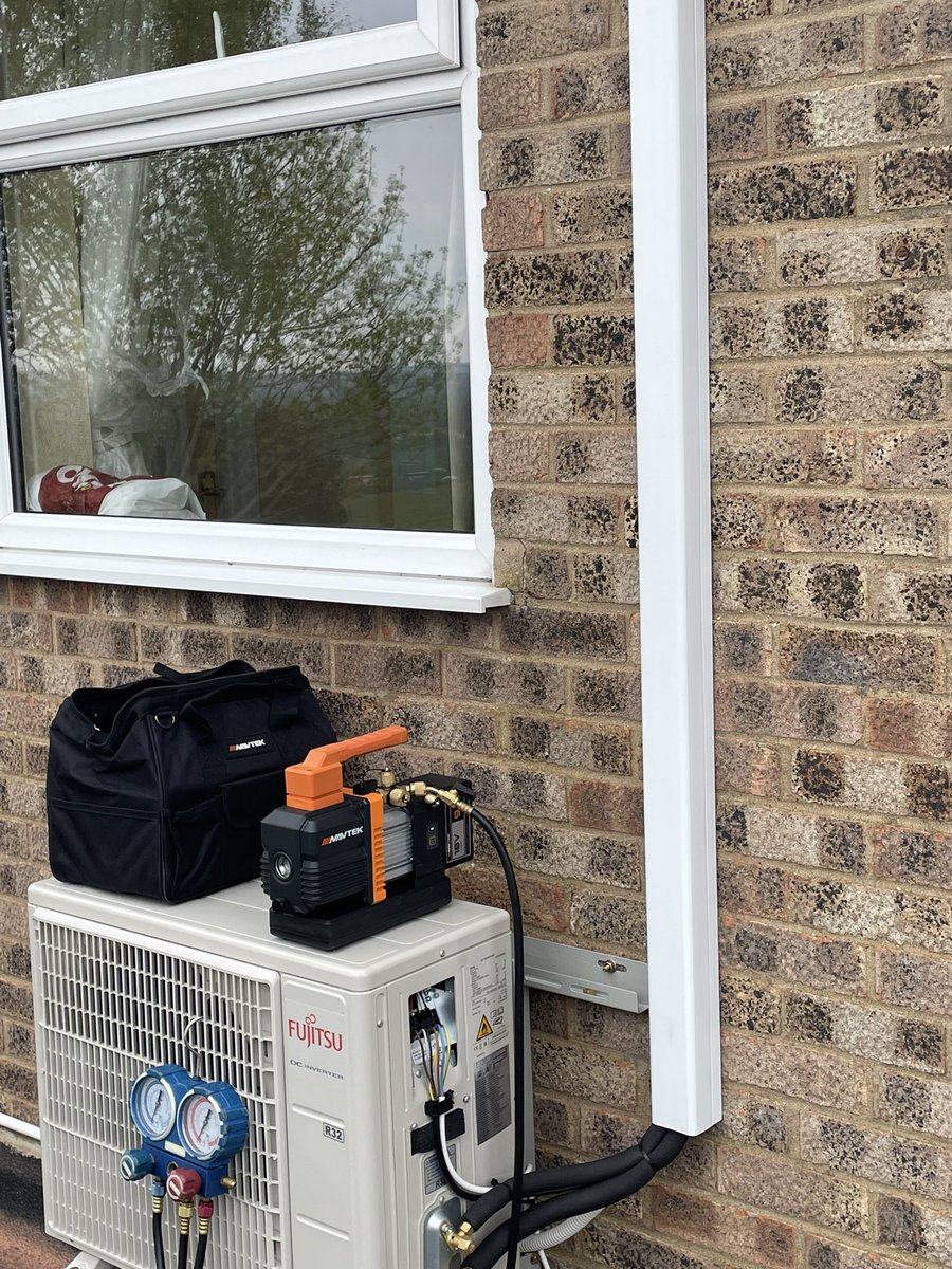 A2EServices's tweet photo. Giving our new Navtek vacuum pump a run thanks to the guys @fswuk in Northampton.  It easy to transport and we don’t need any mains power so happy days #airconditioning #heatingandcooling #energyefficient https://t.co/dQcKYJKN97