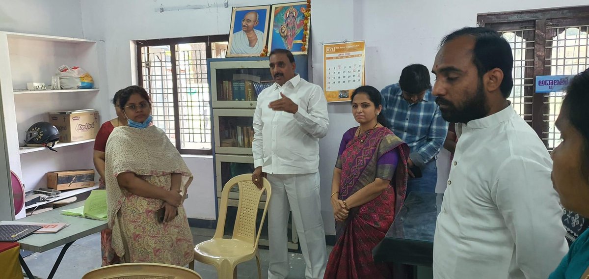 GandhiArekapudi's tweet photo. అంధత్వ రహిత తెలంగాణ లక్ష్యంగా గౌరవ ముఖ్యమంత్రి వర్యులు శ్రీ కేసీఆర్ గారి ఆదేశాల మేరకు రాష్ట్ర వ్యాప్తంగా ప్రారంభం కానున్న రెండో విడత కంటి వెలుగు  కార్యక్రమంలో భాగంగా చందానగర్ డివిజన్ పరిధిలోని వేమన రెడ్డి కాలనీ కమ్యూనిటీ హాల్ లో ఏర్పాటు చేసిన కంటి వెలుగు శిబిరం ను స్థానిక కార్పొరేటర్ శ్రీమతి మంజుల రఘునాథ్ రెడ్డి  గారితో కలిసి పరిశీలించడం జరిగింది.

#KCRKantiVelugu 

@TelanganaCMO @KTRBRS