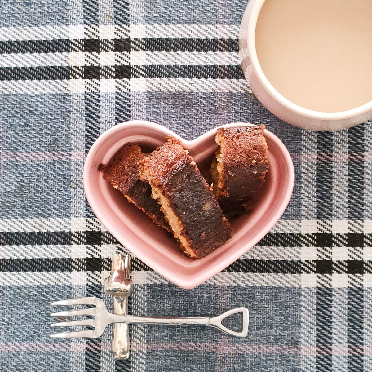 オートミールでパウンドケーキ作ってみた！
ミルミキサーで破砕して粉っぽくしたんだけど、何か違ったのか膨らまず…なんか違うものになった。本当はこうなる。富澤商店さんのレシピ→https://t.co/OjZ0l1aAYw https://t.co/DQzp52ZUnW