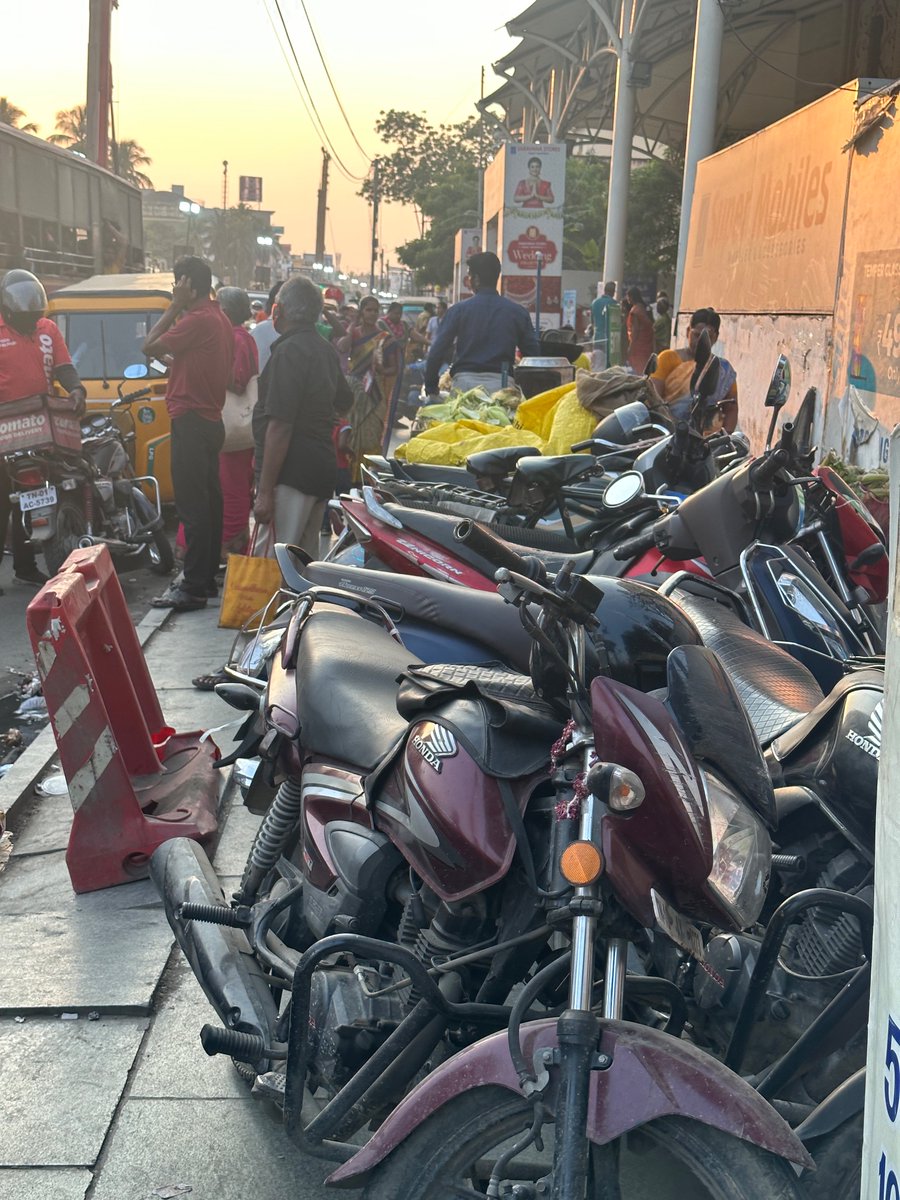 Swetha27V's tweet photo. Where do you think public can walk? They have fully occupied the pavement near Saravana stores Porur. This is everyday struggle, no action from police or corporation @ChennaiTraffic @chennaicorp @chennaipolice_ @chennaicorp https://t.co/crvkgJ7XIf