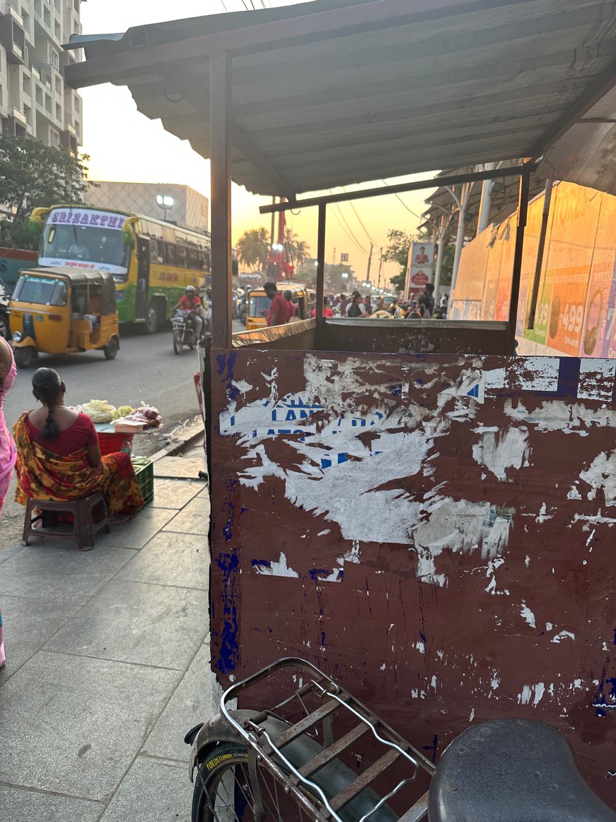 Swetha27V's tweet photo. Where do you think public can walk? They have fully occupied the pavement near Saravana stores Porur. This is everyday struggle, no action from police or corporation @ChennaiTraffic @chennaicorp @chennaipolice_ @chennaicorp https://t.co/crvkgJ7XIf