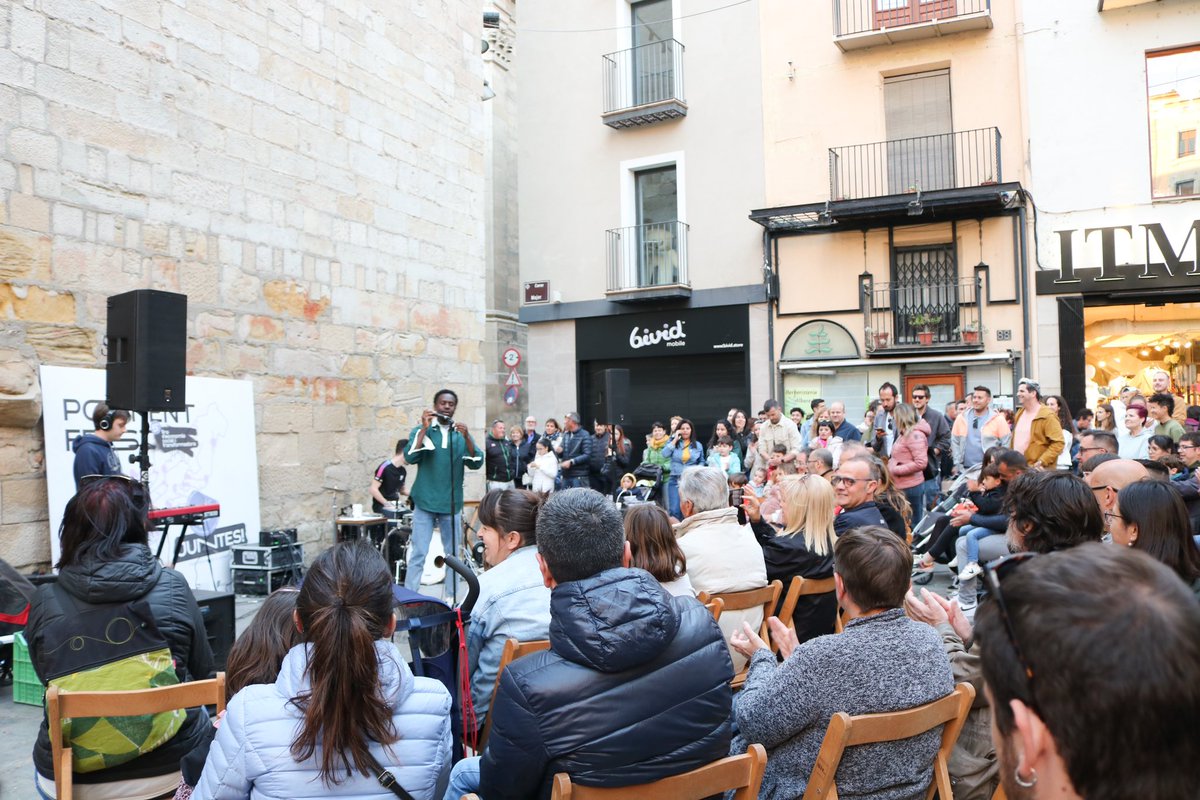 PonentCoopera's tweet photo. 🙌 Lleida viu la festa de l’Economia Social i Solidària!
La #PonentFEST2023 torna amb força i dissabte va omplir la plaça de la Catedral amb els prop de 40 paradistes, les xerrades, els espectacles i el públic amb famílies i visitants vinguts d’arreu! 🎉
https://t.co/0KQ4YGmE9Y https://t.co/pUBblL0vGd
