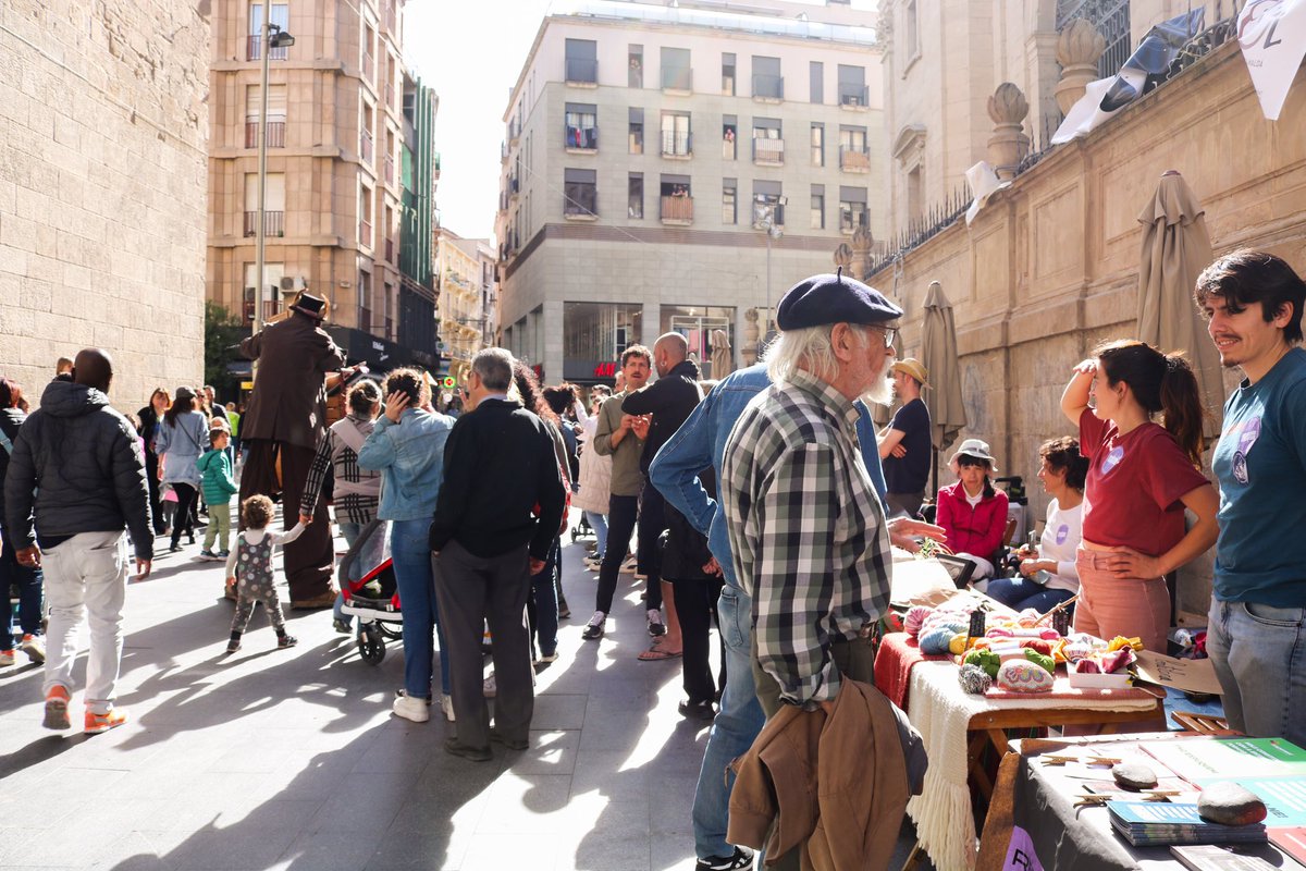 PonentCoopera's tweet photo. 🙌 Lleida viu la festa de l’Economia Social i Solidària!
La #PonentFEST2023 torna amb força i dissabte va omplir la plaça de la Catedral amb els prop de 40 paradistes, les xerrades, els espectacles i el públic amb famílies i visitants vinguts d’arreu! 🎉
https://t.co/0KQ4YGmE9Y https://t.co/pUBblL0vGd
