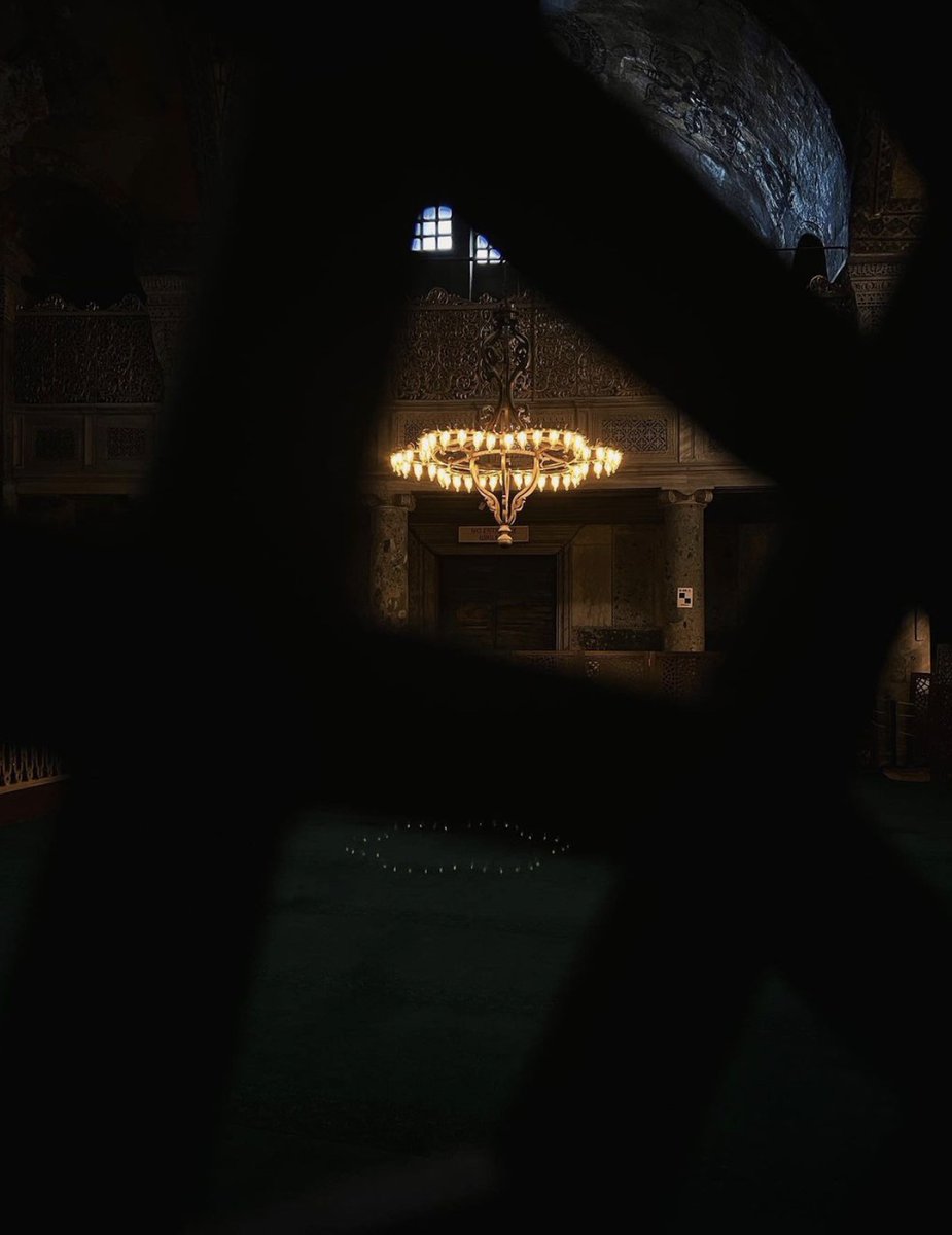 Bizi maddeden mânâya döndüren, Kur’an-ı Kerim’i kalbinde taşıyan, sultanlar sultanı Ramazan ayının taçlandığı Kadir Gecemiz kutlu olsun..✨🌙

#KadirGecesi