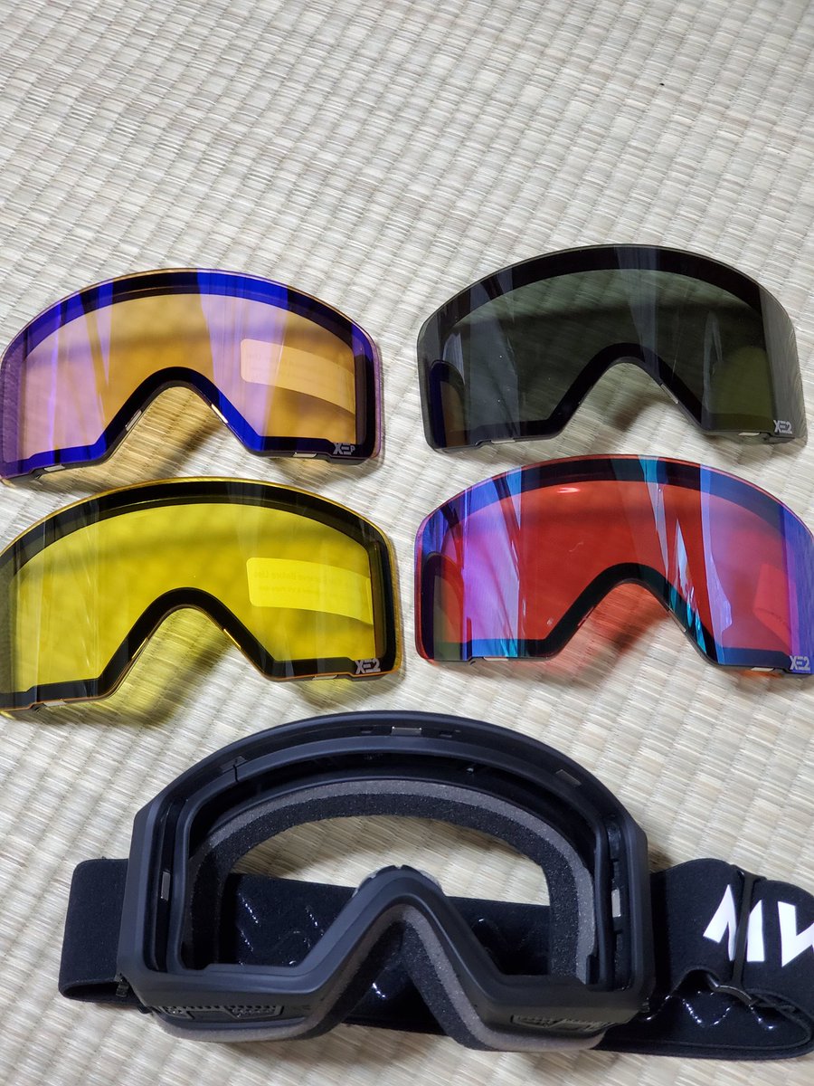 Ryo1Horii's tweet image. おニューのゴーグル、しかもレンズ4枚wが届いた(シーズン始めにSmithのSquad MAG新調してたじゃねーかってのは言わない約束ですよ)翌日にゴーグルが当たるというww
去年まで使ってたI/O MAG XLが予備としても、さすがにゴーグルがありすぎなので、そりゃ賞品に出すよね(笑)
#MessyWeekend
#OUTOF