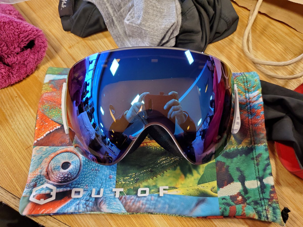 Ryo1Horii's tweet image. おニューのゴーグル、しかもレンズ4枚wが届いた(シーズン始めにSmithのSquad MAG新調してたじゃねーかってのは言わない約束ですよ)翌日にゴーグルが当たるというww
去年まで使ってたI/O MAG XLが予備としても、さすがにゴーグルがありすぎなので、そりゃ賞品に出すよね(笑)
#MessyWeekend
#OUTOF