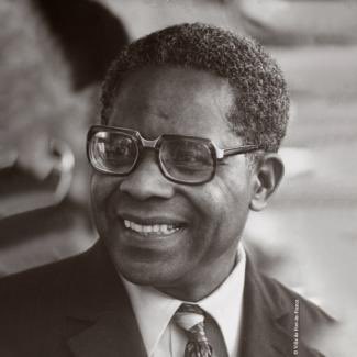 resca_media's tweet photo. 🕯️ Ce 17 avril 2023 marque le 15ème anniversaire de la disparition d'Aimé #Césaire.

📚 Fondateur de la #négritude et figure emblématique de la lutte anticolonialiste, il a marqué la littérature et la politique française.

🗳️ Député de la Martinique de 1945 à 1993 et maire de Fort-de-France pendant 56 ans, de 1945 à 2001, il a laissé une empreinte indélébile dans l'histoire de la Martinique et de la France.